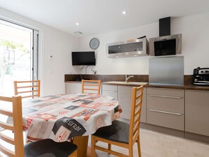 Dining - Stylish Renovated 2-BR Apartment with AC, Terrace, Near Beach (Fleury-Saint-Pierre-la-Mer)