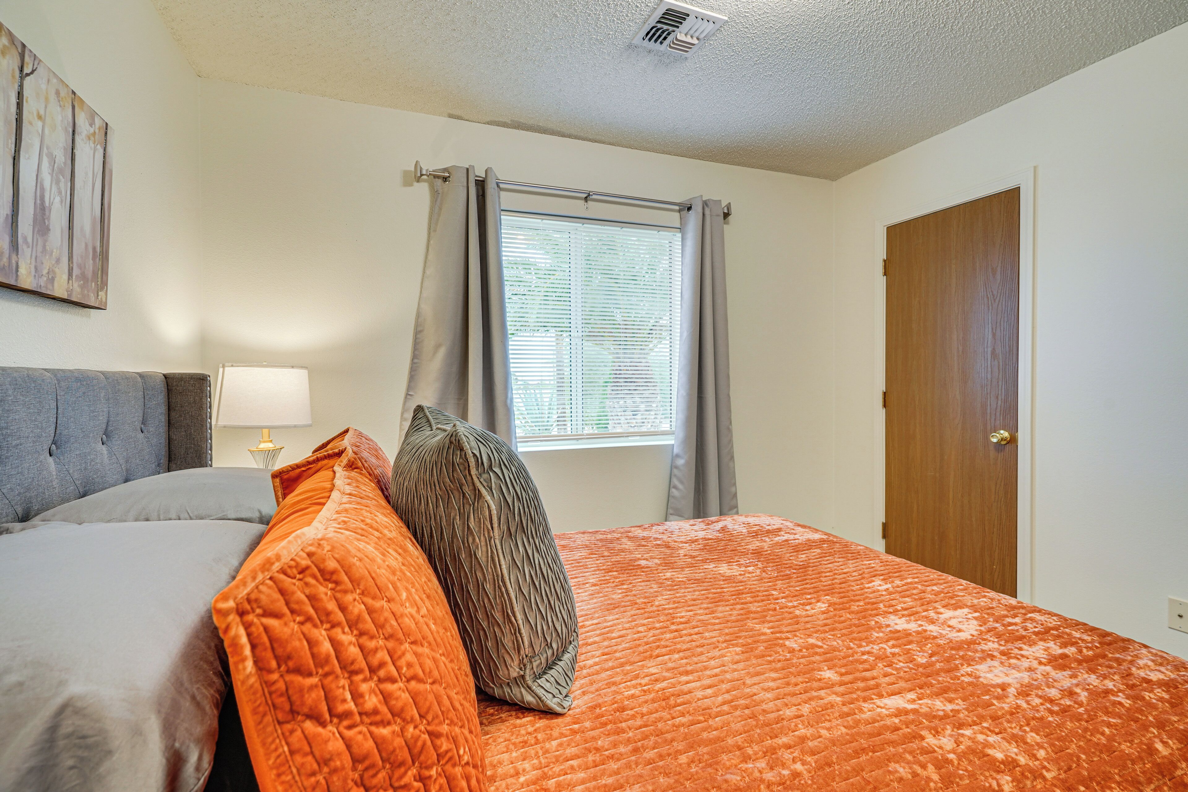 Interior. Yard, Patio & Grill! Florence Home Near Monastery