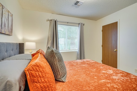 Interior. Yard, Patio & Grill! Florence Home Near Monastery