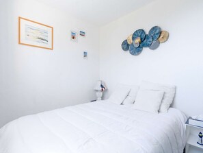 1 bedroom - 1-bedroom apartment with balcony, private parking, pets allowed (Fleury-Saint-Pierre-la-Mer)