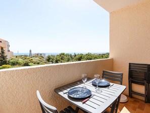 Outdoor dining - 1-bedroom apartment with balcony, private parking, pets allowed (Fleury-Saint-Pierre-la-Mer)