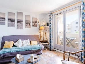 TV - 1-bedroom apartment with balcony, private parking, pets allowed (Fleury-Saint-Pierre-la-Mer)
