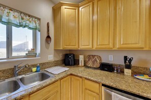 House (4 Bedrooms) | Interior - 2 Mi to Rotary Park! Pet-friendly Home w/ Fire Pit (Bullhead City)