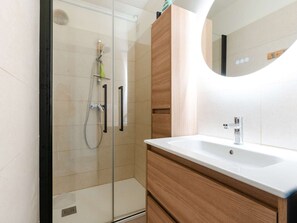 Bathroom - Family apartment 30m from the beach, sea view (Narbonne-Narbonne Plage-Narbonne Plage)