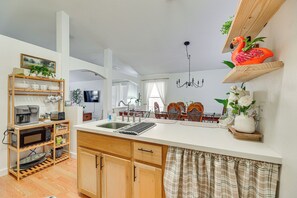 Interior - Cozy House by Zinnia Park! Family Home in Mcallen (McAllen)