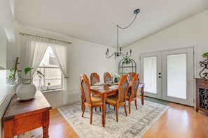 Interior - Cozy House by Zinnia Park! Family Home in Mcallen (McAllen)
