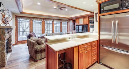 3 Mi to Vail Village: Classic Estate w/ Hot Tub!