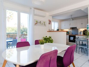 Dining - Cozy Air-Conditioned Pavilion for 6 near Beach with WiFi, Parking, and Modern Amenities in Narbonne-Plage (Narbonne)