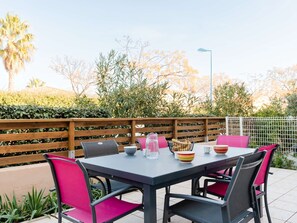 Outdoor dining - Cozy Air-Conditioned Pavilion for 6 near Beach with WiFi, Parking, and Modern Amenities in Narbonne-Plage (Narbonne)