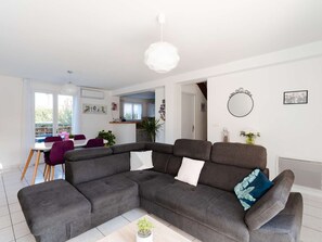 TV - Cozy Air-Conditioned Pavilion for 6 near Beach with WiFi, Parking, and Modern Amenities in Narbonne-Plage (Narbonne)