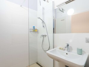 Bathroom - Cozy Pavilion with Terrace, 150m from Sandy Beach, Sleeps 5 (Narbonne-Narbonne Plage-Narbonne Plage)