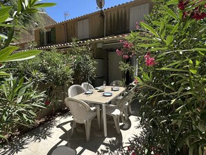 Outdoor dining - Cozy Pavilion with Terrace, 150m from Sandy Beach, Sleeps 5 (Narbonne-Narbonne Plage-Narbonne Plage)