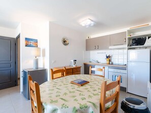 Fridge, microwave, oven, stovetop - 3-Room Apartment with Elevator and Parking in Narbonne (Narbonne)