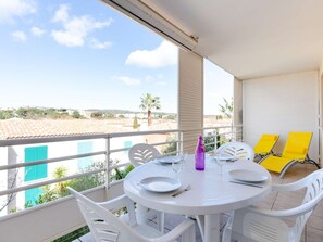 Outdoor dining - 3-Room Apartment with Elevator and Parking in Narbonne (Narbonne)