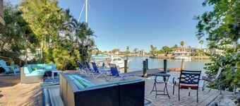 Walk to Beach + Johns Pass: Waterfront Gem!