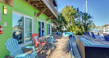 Walk to Beach + Johns Pass: Waterfront Gem!