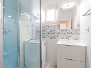 Bathroom - Ground Floor T2 Apartment with AC and WiFi, Near Beach, Updated in 2023, Parking Included (Narbonne)
