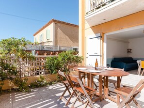 Outdoor dining - Ground Floor T2 Apartment with AC and WiFi, Near Beach, Updated in 2023, Parking Included (Narbonne)