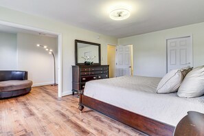 House (4 Bedrooms) | Interior - Walk to Dtwn & Campus! Spacious Hampton Home (Hampton)