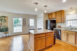 House (4 Bedrooms) | Interior - Walk to Dtwn & Campus! Spacious Hampton Home (Hampton)