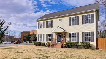 House (4 Bedrooms) | Front of property