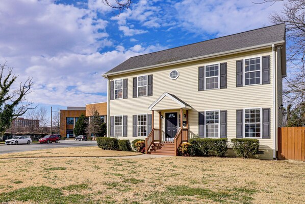House (4 Bedrooms) | Front of property - Walk to Dtwn & Campus! Spacious Hampton Home (Hampton)