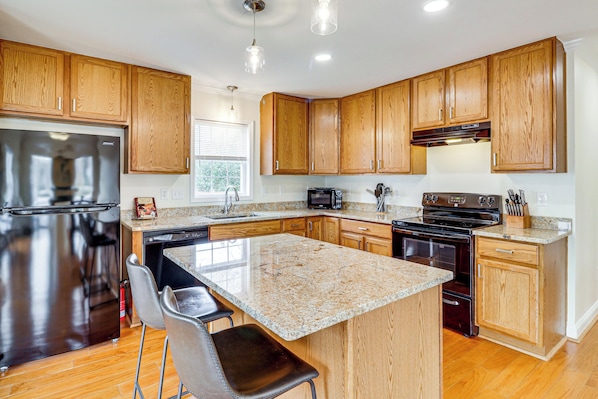 House (4 Bedrooms) | Interior - Walk to Dtwn & Campus! Spacious Hampton Home (Hampton)