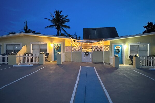 บ้านพัก (4 Bedrooms) | ด้านหน้าที่พัก