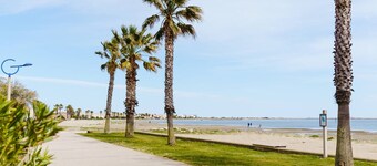 Spacious Family Villa in Gruissan with Garden, A/C, Near Beaches & Activities, Sleeps 8