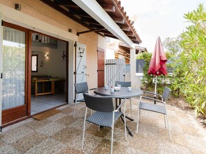 Outdoor dining - Studio Pavilion with Pool and Parking in Gruissan (Gruissan)