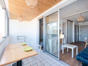 Dining - Apartment Gruissan - Private Parking, Pets Allowed (Gruissan)