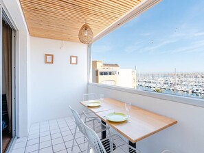 Outdoor dining - Apartment Gruissan - Private Parking, Pets Allowed (Gruissan)
