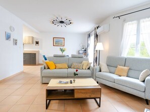 TV - Bright apartment with air conditioning, WiFi, and parking in Narbonne-Plage (Narbonne-Narbonne Plage-Narbonne Plage)