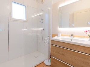 Bathroom - Bright apartment with air conditioning, WiFi, and parking in Narbonne-Plage (Narbonne-Narbonne Plage-Narbonne Plage)