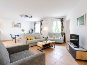 TV - Bright apartment with air conditioning, WiFi, and parking in Narbonne-Plage (Narbonne-Narbonne Plage-Narbonne Plage)