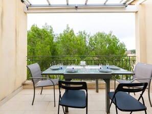 Outdoor dining - Bright apartment with air conditioning, WiFi, and parking in Narbonne-Plage (Narbonne-Narbonne Plage-Narbonne Plage)