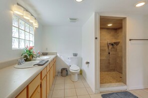 House (2 Bedrooms) | Interior - 1 Mi to Fanning Springs! Home on Private Acreage (Trenton)