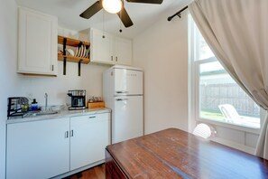 Interior - 6 Mi to Honeymoon Island: Studio w/ Pool Access (Palm Harbor)