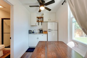 Interior - 6 Mi to Honeymoon Island: Studio w/ Pool Access (Palm Harbor)