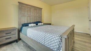 A bedroom with a bed, nightstands, and a door. - Explore Nyc, Parks & Beaches! Top-floor Apt (Mount Vernon)