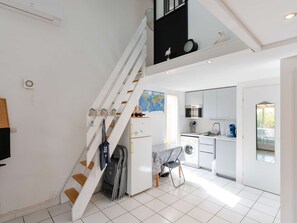 Interior - Air-Conditioned Cottage near Beach with Pool, Sleeps 5 (Gruissan)