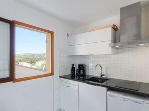 Kühlschrank, Mikrowelle, Herdplatte, Geschirrspüler