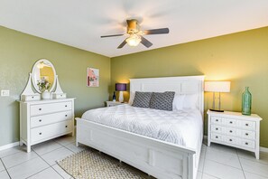 Interior - Walk to Venice Beach & Downtown! Couple's Condo (Venice)