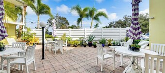 Walk to Venice Beach & Downtown! Couple's Condo