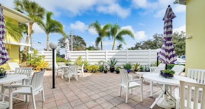 Walk to Venice Beach & Downtown! Couple's Condo