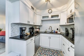 Interior - Walk to Venice Beach & Downtown! Couple's Condo (Venice)