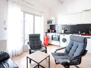 Interior - Charming A/C Mezzanine Cottage with WIFI and Parking near Beach, Gruissan (Gruissan)