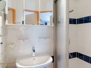 Bathroom - Charming 3-Bedroom House with Veranda, Terrace, and Parking near Grazel Beach in Gruissan (Gruissan)