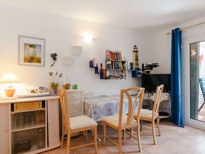 Interior - Charming 3-Bedroom House with Veranda, Terrace, and Parking near Grazel Beach in Gruissan (Gruissan)