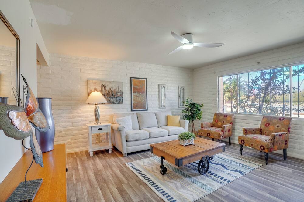 Hike, Golf & Dine: Tucson Retreat w/ Mtn Views! - South Tucson, AZ